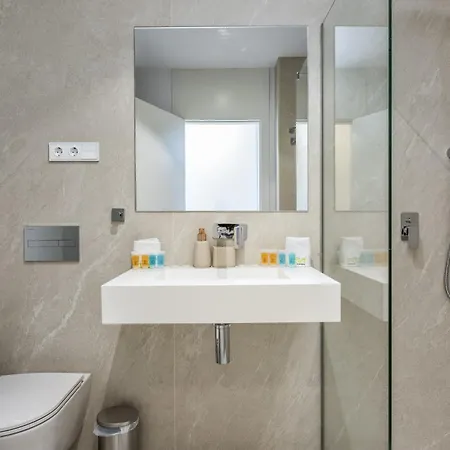 Vivi Homes - Mali Pool, Jacuzzi, Garden, Gym & Sea View Apartment *